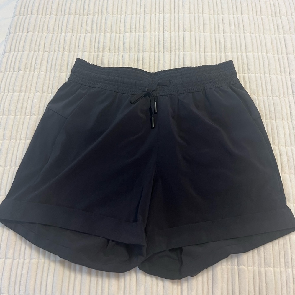 Iululemon spring break away shorts! Size 4, black